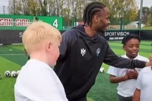 無(wú)球可踢！斯特林近日帶小學(xué)生進(jìn)行足球訓(xùn)練，已被排除出藍(lán)軍計(jì)劃