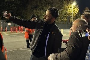 笑容溫暖純真??阿莫林在比賽結束后2小時仍在為球迷合影簽名