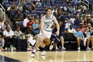 隊(duì)內(nèi)黏合劑！4號(hào)秀克尼佩爾12中7&三分9中5砍下20分6板2助