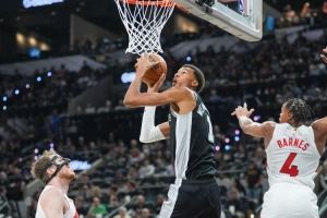 擱這兒練招呢？文班談空中轉(zhuǎn)身360上籃：我沒專門練過 這是第一次