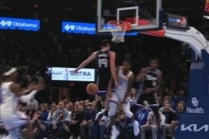 秀操作！華萊士搶斷空中轉(zhuǎn)體騙過兩人助攻亞歷山大輕松得分