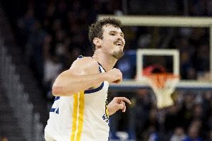 科爾：波斯特是比賽焦點 他毫無畏懼進關(guān)鍵球防守很棒為他高興