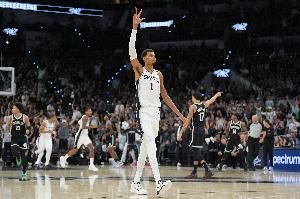 帕金斯：誰能告訴我在21歲的年紀(jì)文班的比賽有什么缺陷嗎？在線等