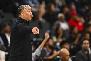 還擱那鼓掌！快船被防了個24秒違例 泰倫-盧場邊無奈拍手