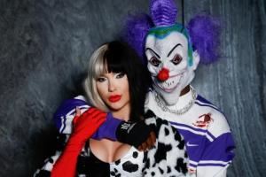 認(rèn)不出來了！維尼修斯與女友出萬圣節(jié)COS，打扮成小丑和庫伊拉