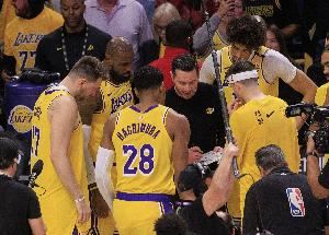 小里弗斯：東里都不以防守見長 詹姆斯也老了 內(nèi)線艾頓蓋帽也一般