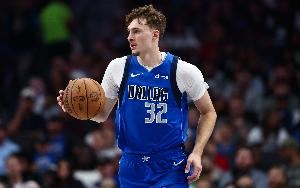 投籃有點(diǎn)堪憂啊~弗拉格場(chǎng)均16.8+6.5+3 命中率37.3% 三分28.6%