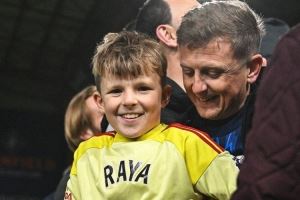 連續(xù)7場(chǎng)零封！拉亞賽后將球衣和手套送給一位小球迷