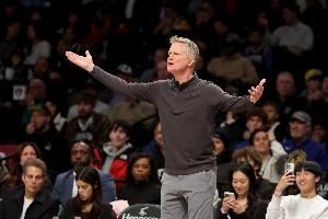 完全放棄低位單打？科爾：進(jìn)攻停滯時(shí)可以用 球員需要閱讀比賽