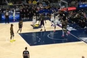 連續(xù)轟炸籃筐！庫明加試探步突破防守后雙手暴扣！