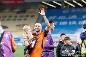 青島海牛為第28輪最佳球員薩里奇頒獎(jiǎng)，為金洋洋舉辦200場儀式