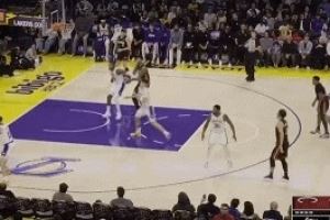 臥底？約維奇底角空位不投 傳球失誤直接將球送給湖人