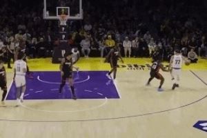 穿針引線！東契奇運球轉(zhuǎn)身瀟灑橫傳 八村塁幸不辱命三分射進(jìn)