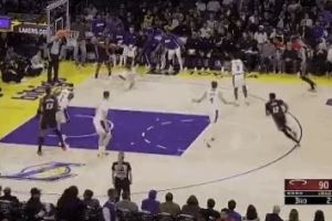 維金斯被逼防到底角&頂?shù)箹|契奇但裁判沒吹 直接中投命中！