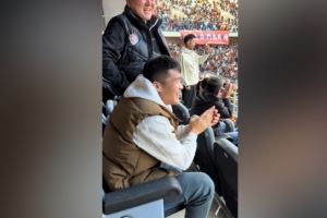 歡迎回家！記者：河南隊鐘義浩現(xiàn)場觀戰(zhàn)海牛，海牛進球后他很開心