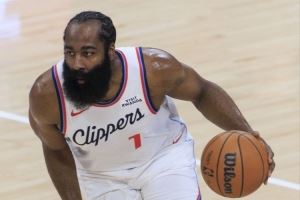 哈登近5場(chǎng)場(chǎng)均24.6分5.8板8.6助1.6搶斷 三項(xiàng)命中率49/43/94%