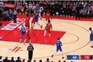 沖擊力十足！PJ-華盛頓轉(zhuǎn)身突到內(nèi)線 對(duì)抗防守滯空高難度打中