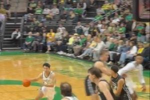 NCAA生涯首次助攻！林葳妙傳隊(duì)友吃餅 球迷高喊“Let’s go Wei”