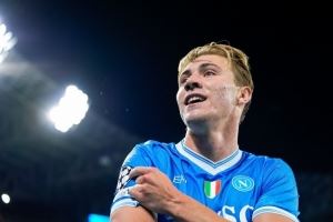 意媒編輯：霍伊倫深受球迷歡迎，孔蒂激勵(lì)球員的方式讓他很開心