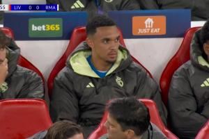 何時登場？第21分鐘，轉(zhuǎn)播鏡頭給到替補席阿諾德