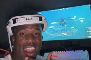 維尼修斯社媒曬打游戲照片，羅納爾多海報(bào)出鏡