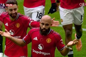 雙手一攤我是老詹??姆伯莫進(jìn)球后攤手慶祝，身后B費(fèi)摸頭殺已至