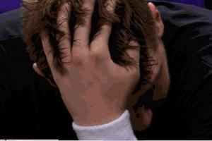 旅途奔波！東契奇連續(xù)撓頭整理發(fā)型 面部表情渙散顯得很疲憊