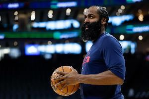 腿軟兮兮！哈登賽季場(chǎng)均4.6板 今天的比賽一個(gè)籃板都沒搶到