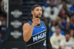 攻守兼?zhèn)?！薩格斯半場4中2拿到11分4板3助2斷 罰球7中6