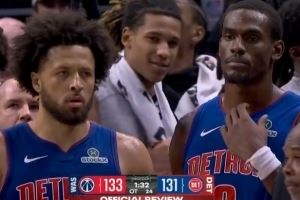 積極過頭了！詹金斯中投顛筐 杜倫雙手補扣被吹進(jìn)攻干擾球！