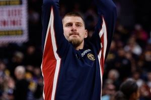 斯潘塞·瓊斯：掘金替補席整場比賽都在為約基奇的表現(xiàn)搖頭