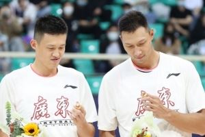 周鵬：一直有和易建聯(lián)溝通和聯(lián)系 大哥永遠(yuǎn)是大哥 他現(xiàn)在挺好的