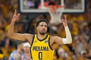 挺像那么回事！哈利伯頓場(chǎng)邊正裝指揮隊(duì)友 神似球隊(duì)主帥