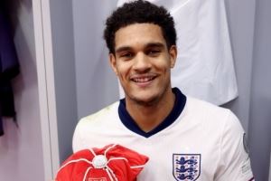 上演首秀！寬薩是英格蘭隊史第1297位出場球員，賽后獲贈紀念帽子