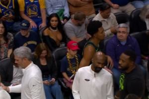 ??身后有亮點(diǎn)！鵜鶘教練席出現(xiàn)了一位窩火的舊將啊