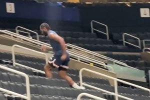 美記：萊昂納德因傷連續(xù)7場(chǎng)缺席 但賽前幾小時(shí)仍看他在球館訓(xùn)練