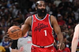 雖遲但到！哈登晃暈普理查德拋投得手 隨后再中三分迫近比分