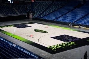 鵜鶘搭配城市版球衣的主場地板涂裝！“水鳥”也變兇狠了！