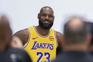 Shams：湖人已從G聯(lián)盟召回詹姆斯 老詹的賽季首秀即將到來