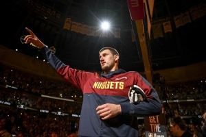 鯊魚的低位+魔術(shù)師的組織+KD的投籃！約基奇正朝著GOAT的目標(biāo)邁進(jìn)