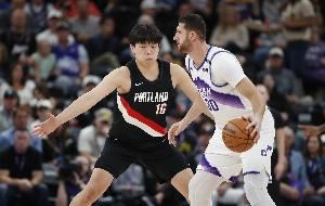 解說(shuō)：雖然到常規(guī)賽楊瀚森還是會(huì)被虐 但還是看好他以后能打出來(lái)