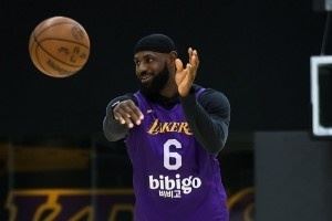 全員參與！湖人官方曬投籃訓(xùn)練照：湖人今晚有比賽