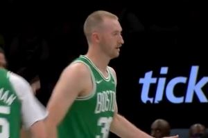 手不軟！豪澤反擊晃開防守人三分一箭穿心！綠軍8-0強勢回應(yīng)