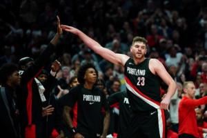 遺憾的生涯之夜~克林根狂搶10個前場板多于公牛全隊 空砍17分21板