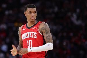 太低級！小賈巴里·史密斯關(guān)鍵時刻踩線失誤 火箭白白交出球權(quán)