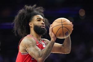 這球麥迪球迷熟！科比·懷特晃起麥科勒姆 對(duì)抗出手打成3+1