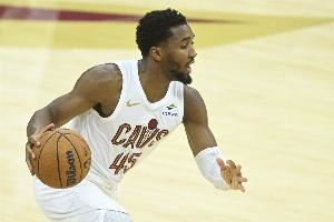 還得是米球王！騎士被追到差1分 米切爾連續(xù)兩記2+1穩(wěn)住局勢(shì)