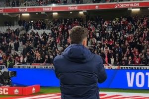 結(jié)束法甲8場(chǎng)進(jìn)球荒！吉魯賽后謝場(chǎng)，揮舞圍巾與球迷互動(dòng)