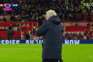 來之不易！完場哨響莫耶斯振臂慶祝，隨后和阿莫林握手