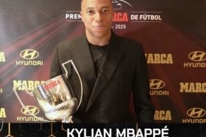 上賽季34輪31球3助！姆巴佩領(lǐng)取馬卡報所設(shè)西甲金靴“皮奇奇”獎